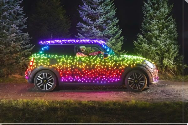 Auto di Natale che sembra un albero, eccola! 